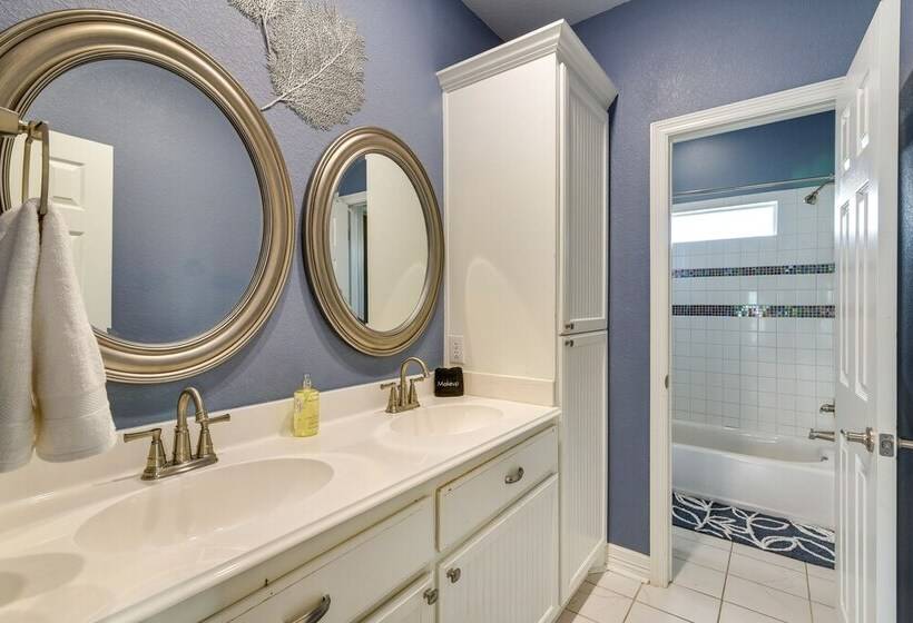 Family Retreat W/ Deck   Walk To Crystal Beach!