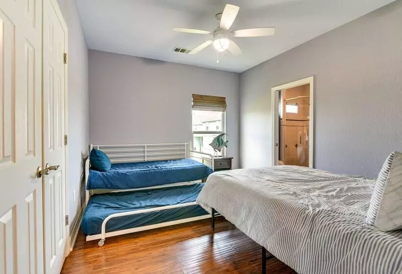 Family Retreat W/ Deck   Walk To Crystal Beach!