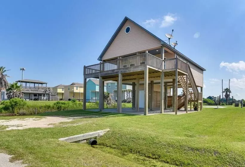 Family Retreat W/ Deck   Walk To Crystal Beach!