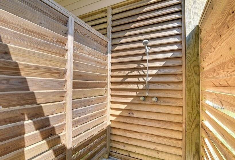 Family Retreat W/ Deck   Walk To Crystal Beach!