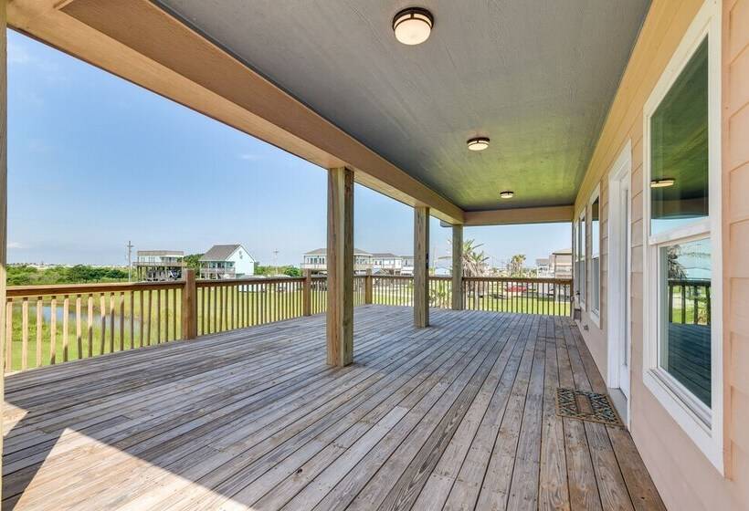 Family Retreat W/ Deck   Walk To Crystal Beach!