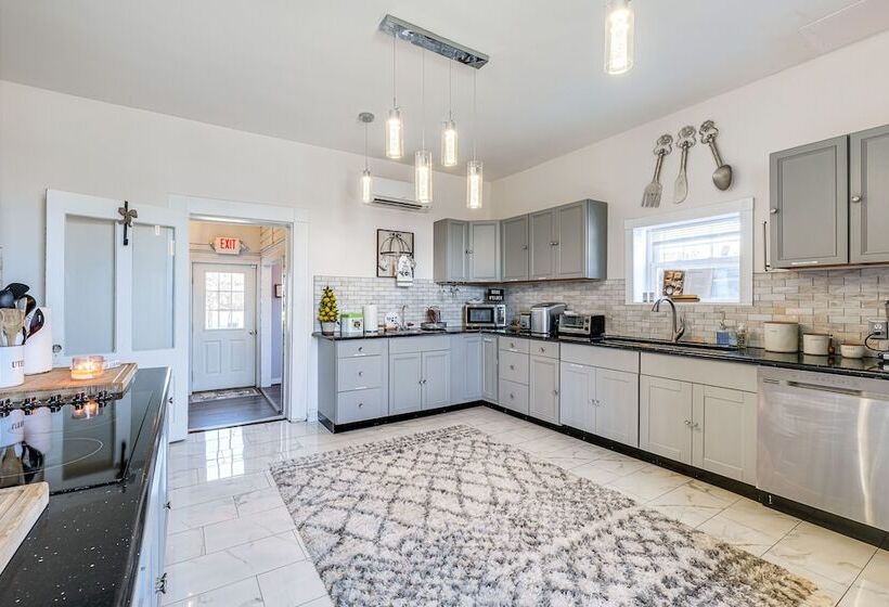 Luxe Virginia Historical Estate W/ Charcoal Grill!