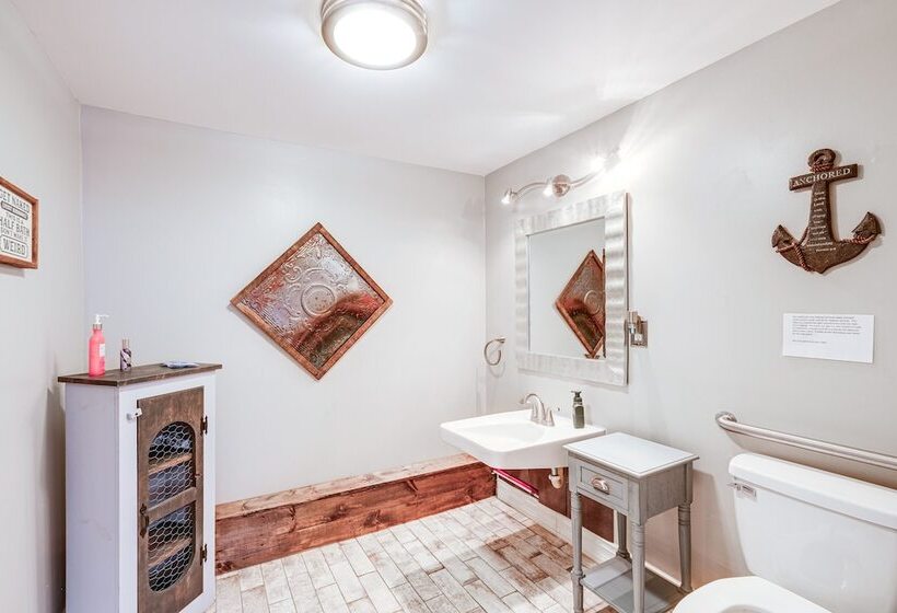 Luxe Virginia Historical Estate W/ Charcoal Grill!