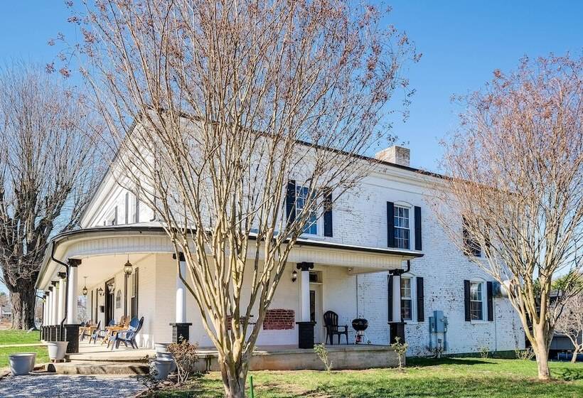 Luxe Virginia Historical Estate W/ Charcoal Grill!