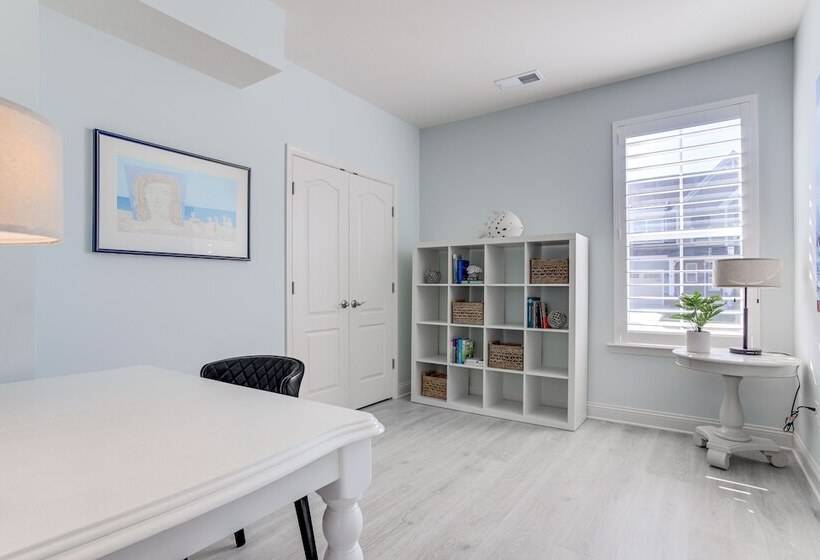 Modern & Spacious Ocean View Home W/ Pool Access