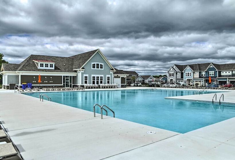 Modern & Spacious Ocean View Home W/ Pool Access