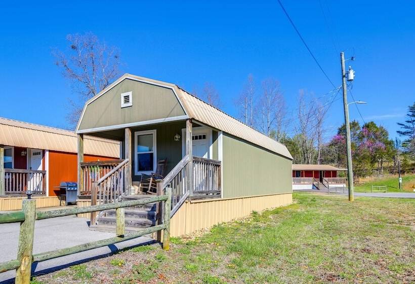 Charming Cabin Near Great Smoky Mountains!