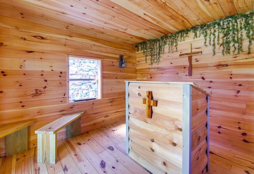 Charming Cabin Near Great Smoky Mountains!