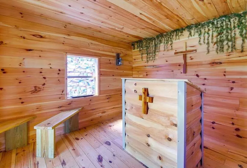 Charming Cabin Near Great Smoky Mountains!