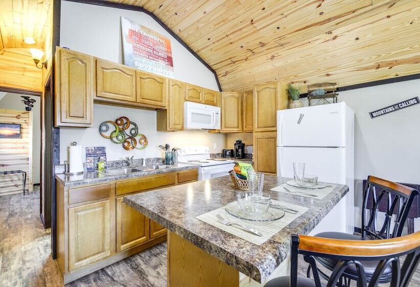 Charming Cabin Near Great Smoky Mountains!