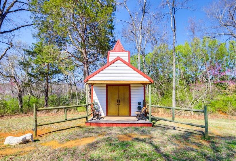 Charming Cabin Near Great Smoky Mountains!