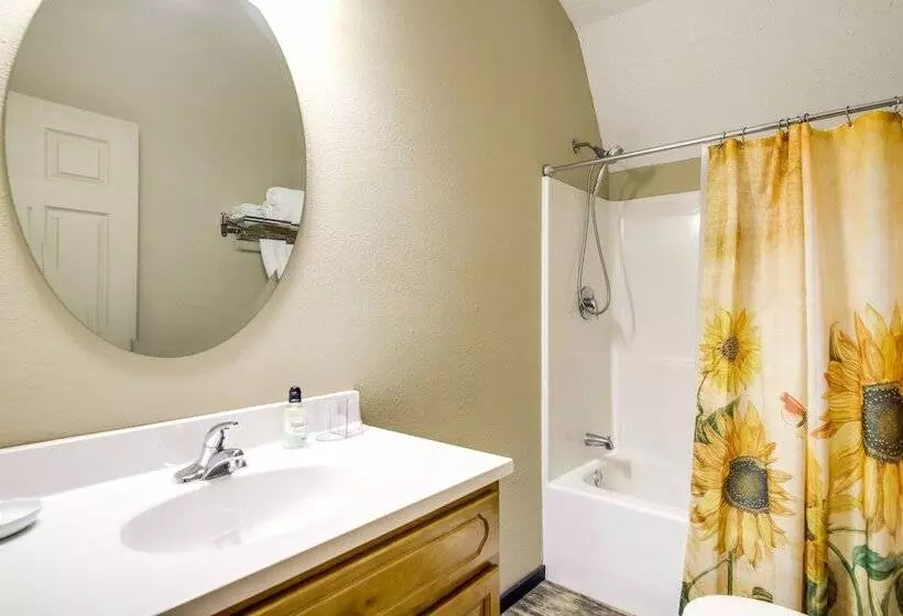 Charming Cabin Near Great Smoky Mountains!