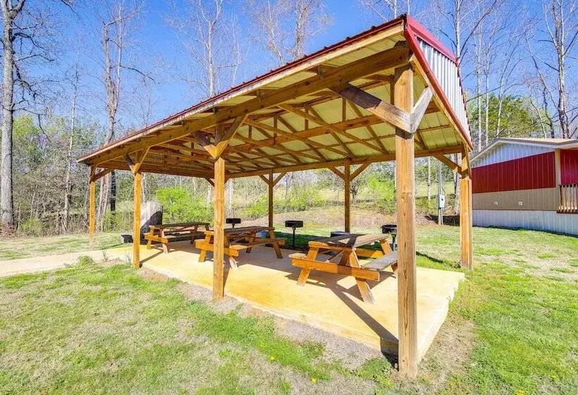 Charming Cabin Near Great Smoky Mountains!