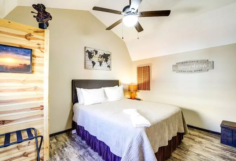 Charming Cabin Near Great Smoky Mountains!