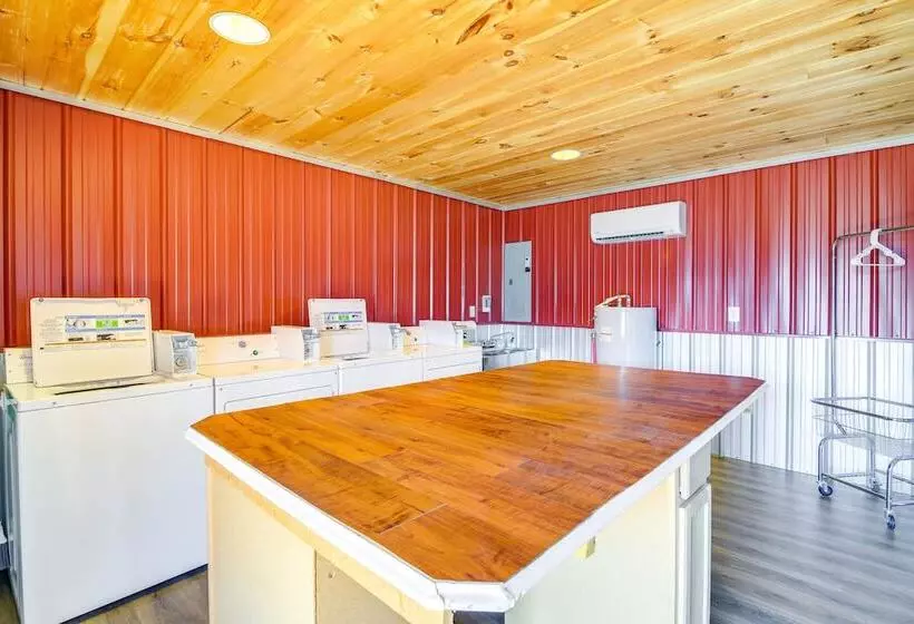 Charming Cabin Near Great Smoky Mountains!