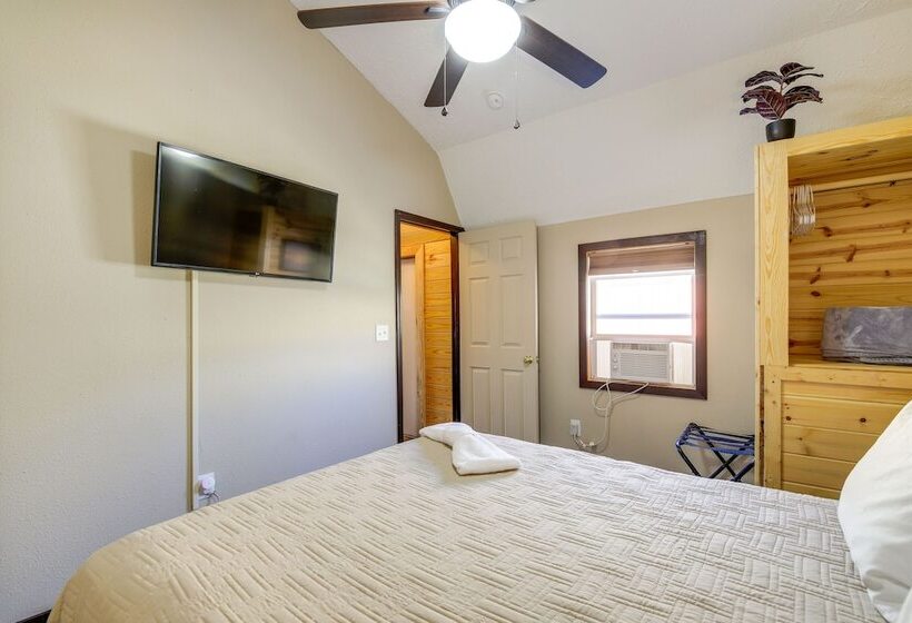 Charming Cabin Near Great Smoky Mountains!