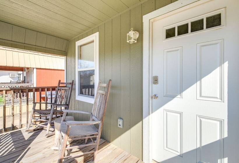 Charming Cabin Near Great Smoky Mountains!