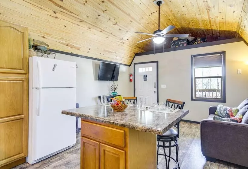 Charming Cabin Near Great Smoky Mountains!