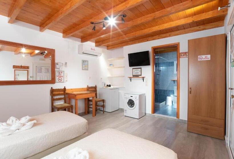 פנסיון Room In Apartment   Third Floor With Sea View Double Or Twin Room With Private Terrace