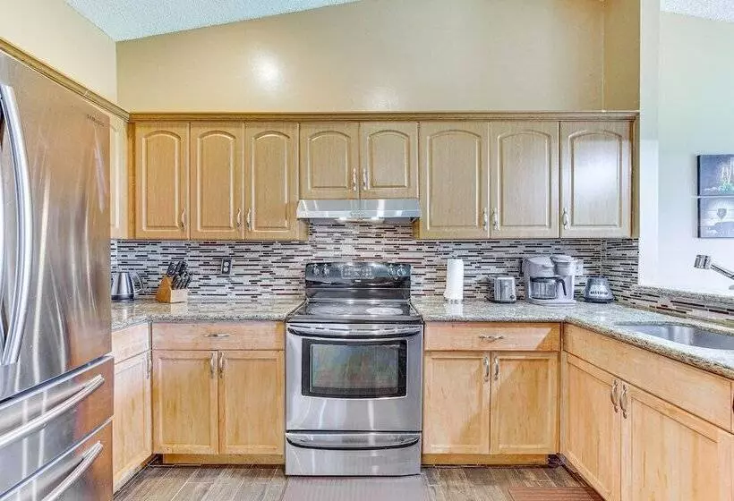 Near Beaches: Pet Friendly Sunrise Escape W/ Patio