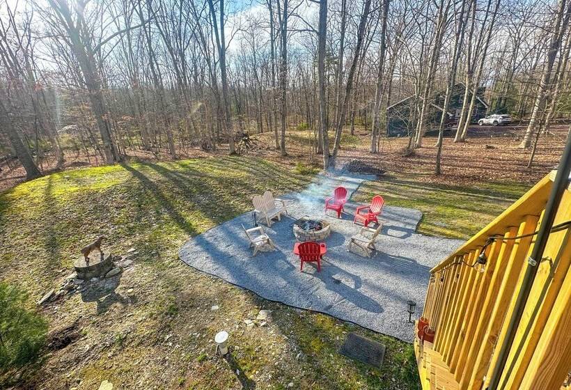Secluded Poconos Retreat With Deck & Fire Pit
