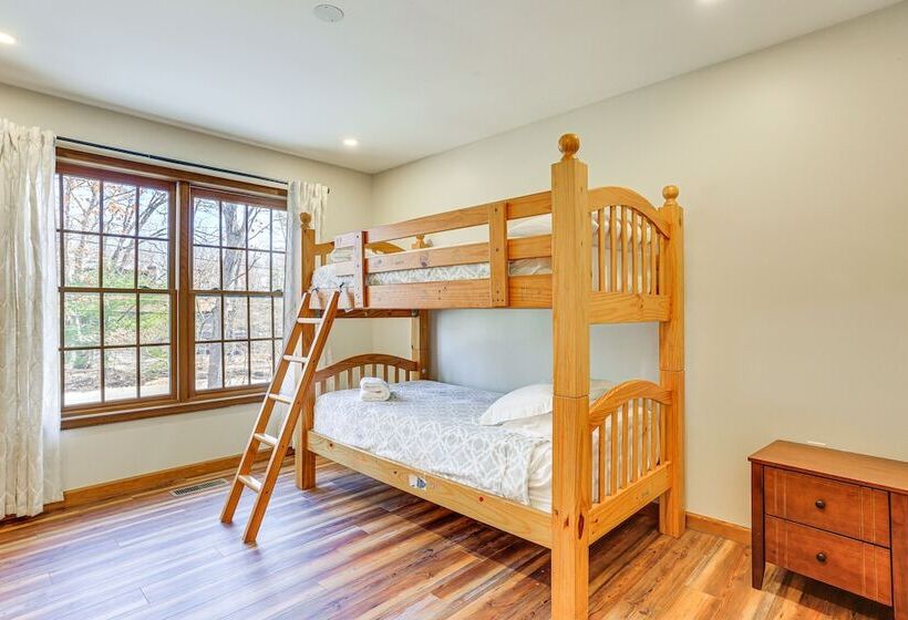 Secluded Poconos Retreat With Deck & Fire Pit