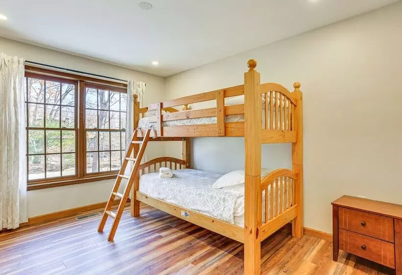 Secluded Poconos Retreat With Deck & Fire Pit