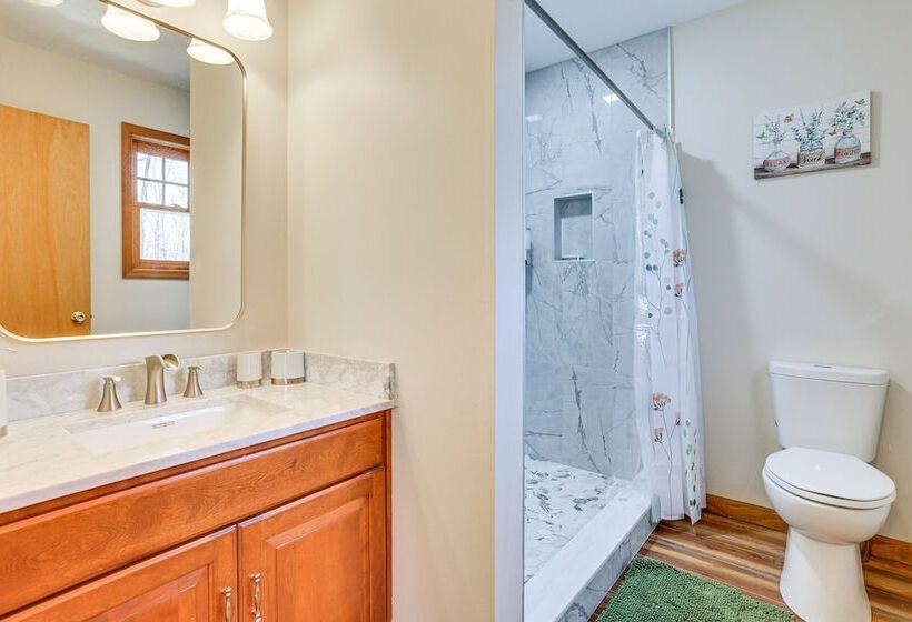 Secluded Poconos Retreat With Deck & Fire Pit