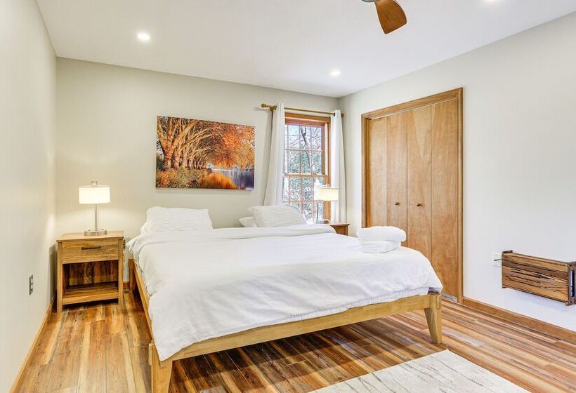 Secluded Poconos Retreat With Deck & Fire Pit