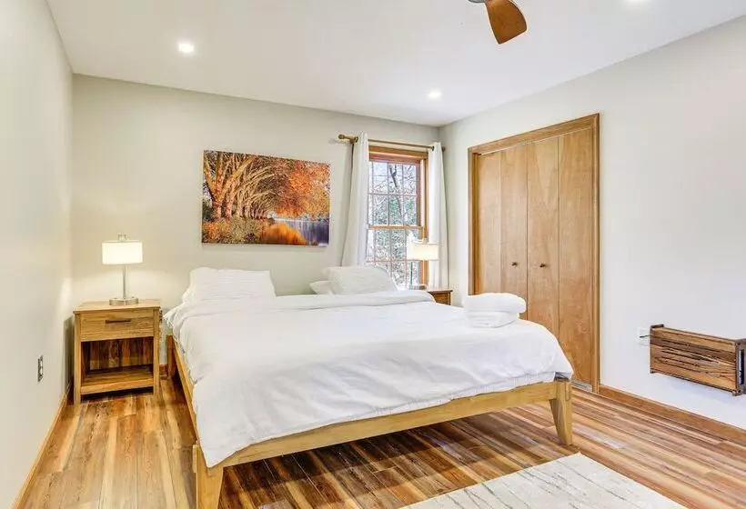 Secluded Poconos Retreat With Deck & Fire Pit