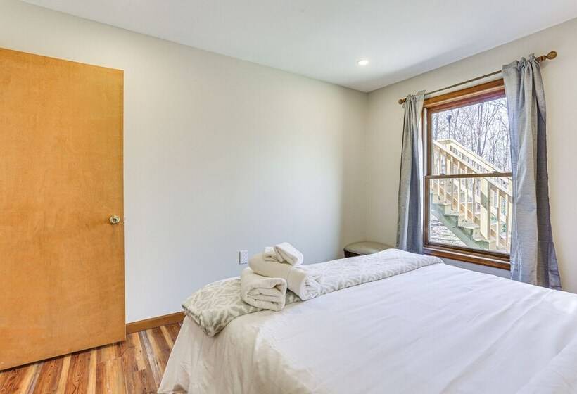 Secluded Poconos Retreat With Deck & Fire Pit