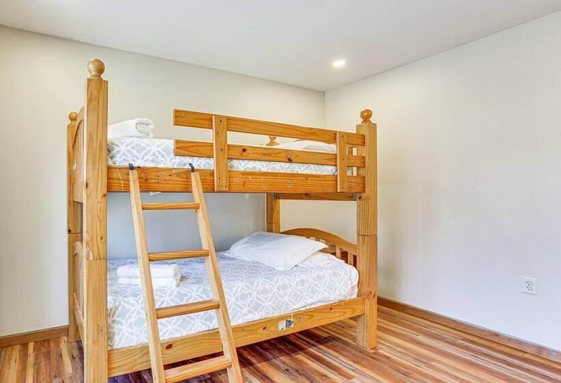 Secluded Poconos Retreat With Deck & Fire Pit