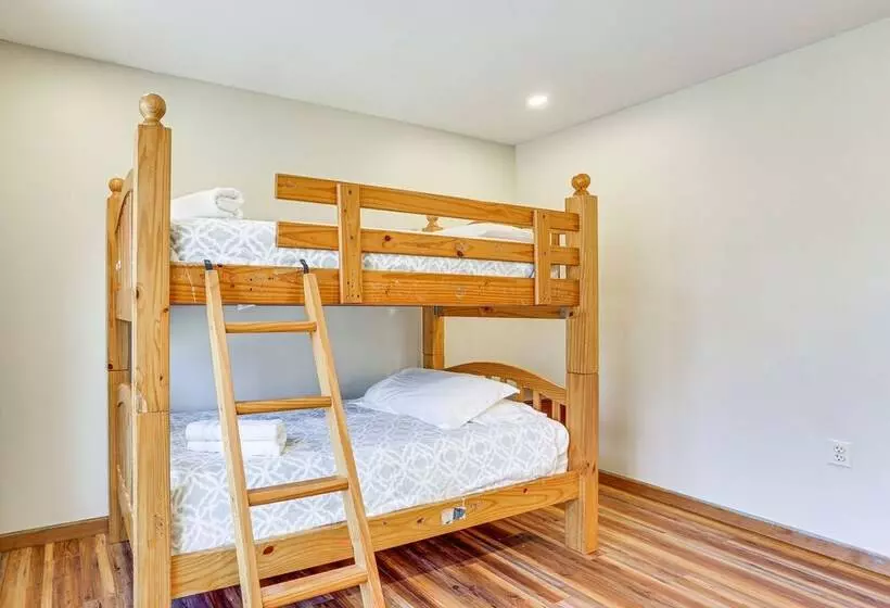 Secluded Poconos Retreat With Deck & Fire Pit