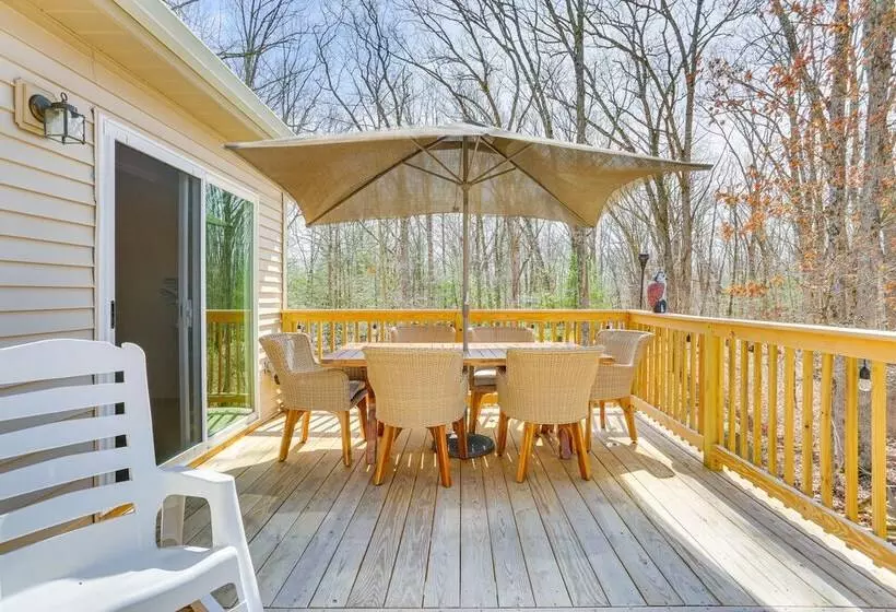 Secluded Poconos Retreat With Deck & Fire Pit