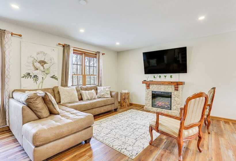 Secluded Poconos Retreat With Deck & Fire Pit