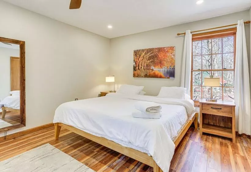 Secluded Poconos Retreat With Deck & Fire Pit