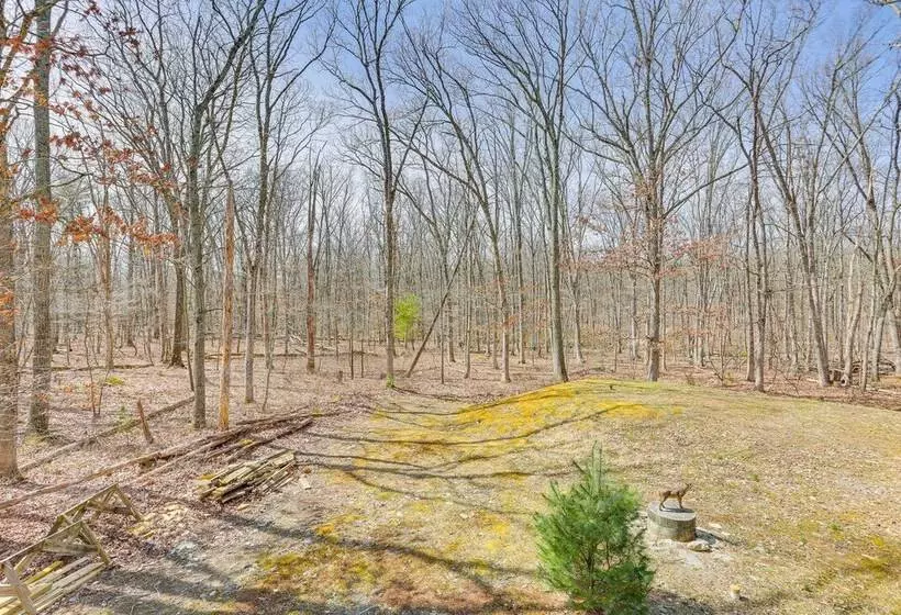 Secluded Poconos Retreat With Deck & Fire Pit