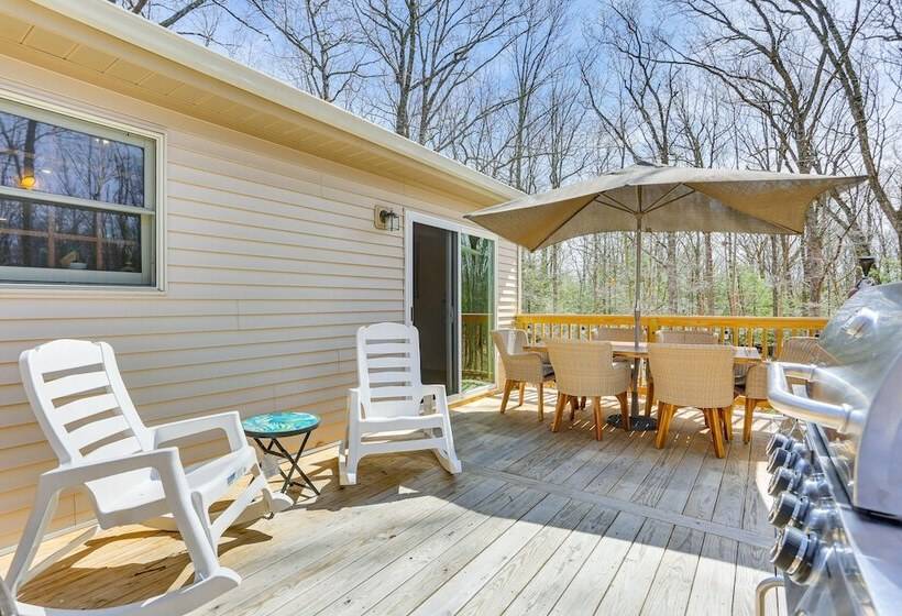 Secluded Poconos Retreat With Deck & Fire Pit