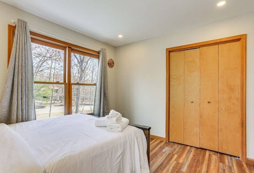 Secluded Poconos Retreat With Deck & Fire Pit