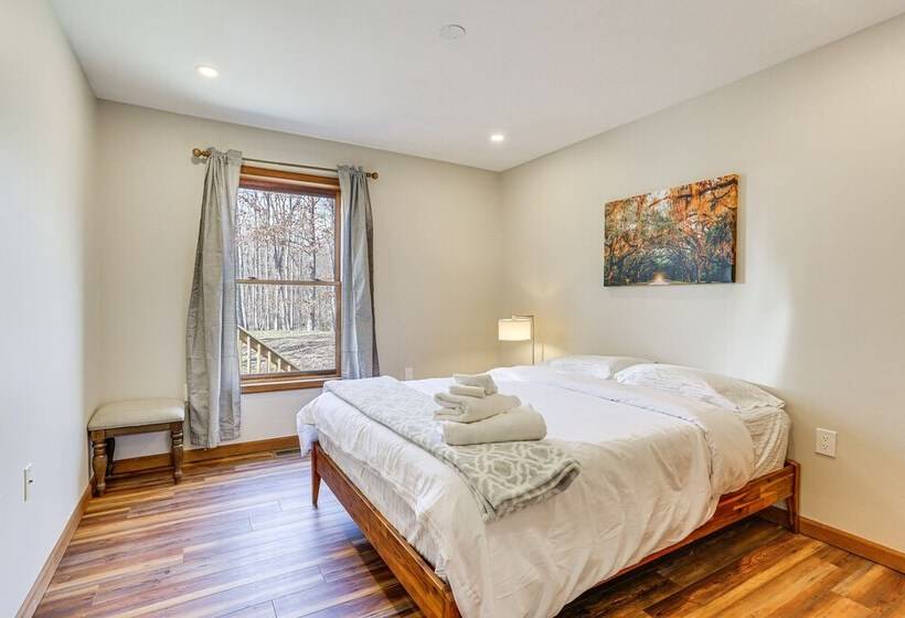 Secluded Poconos Retreat With Deck & Fire Pit