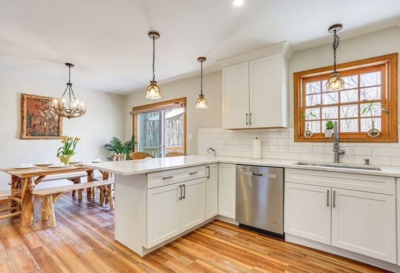 Secluded Poconos Retreat With Deck & Fire Pit