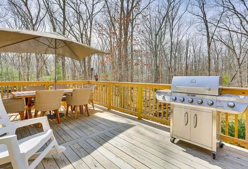 Secluded Poconos Retreat With Deck & Fire Pit