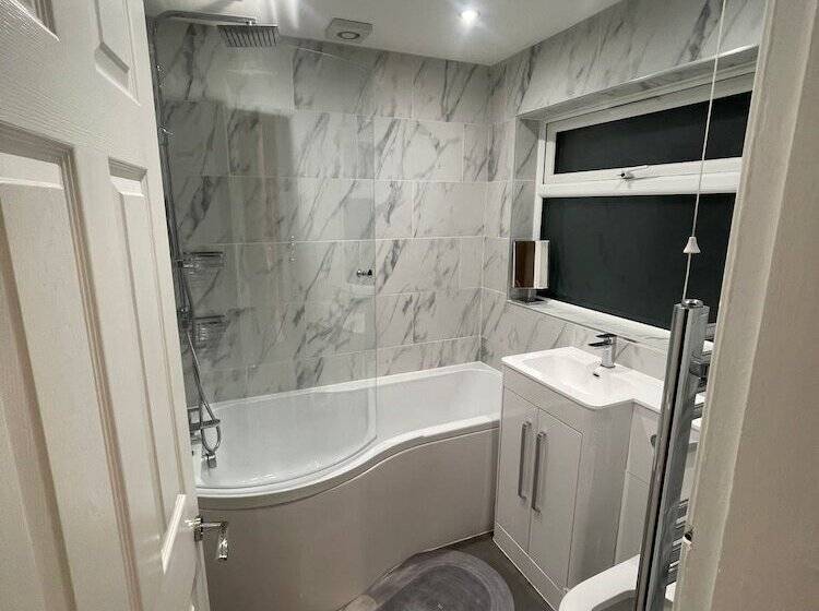 إقامة Impeccable 3 Bed House In York