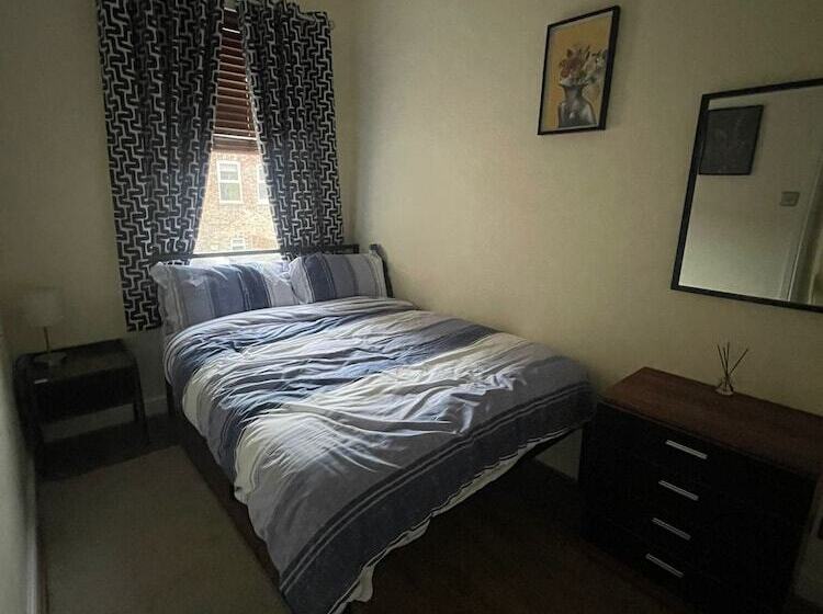 إقامة Impeccable 3 Bed House In York