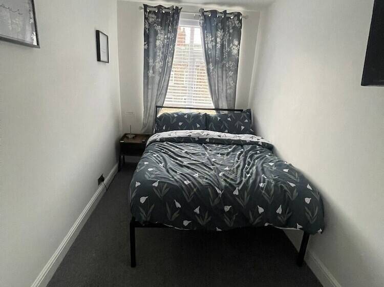 إقامة Impeccable 3 Bed House In York