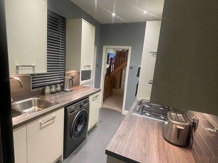 إقامة Impeccable 3 Bed House In York