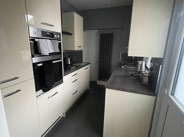 إقامة Impeccable 3 Bed House In York