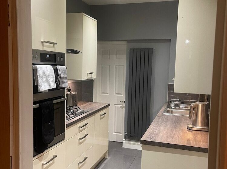 إقامة Impeccable 3 Bed House In York