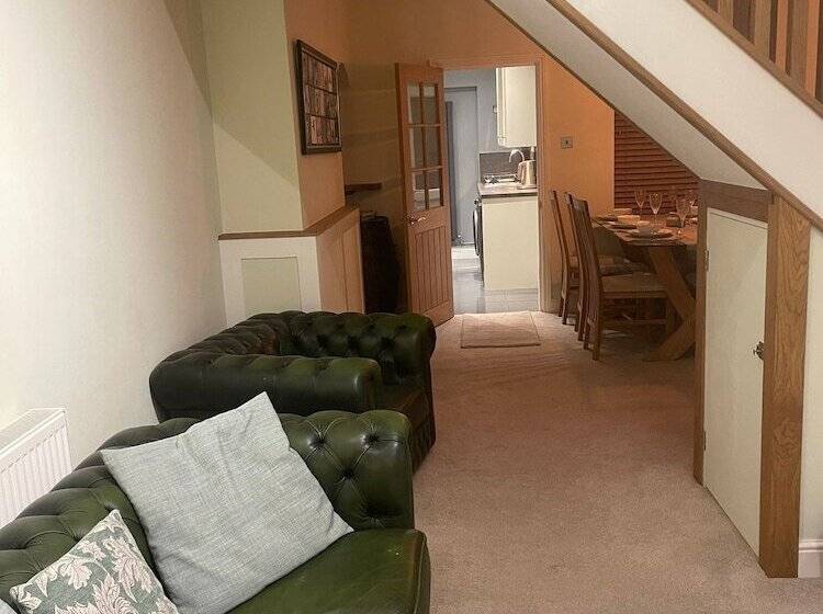 إقامة Impeccable 3 Bed House In York