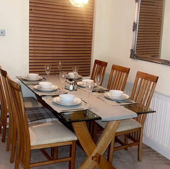 إقامة Impeccable 3 Bed House In York